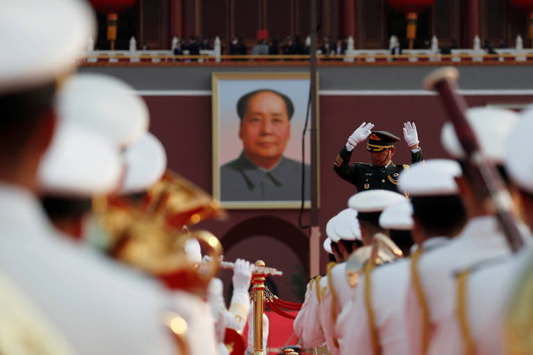 Foto de Mao Tse-tung (1893-1976), líder do PC Chinês, disposta na Praça da Paz Celestial durante a cerimônia  