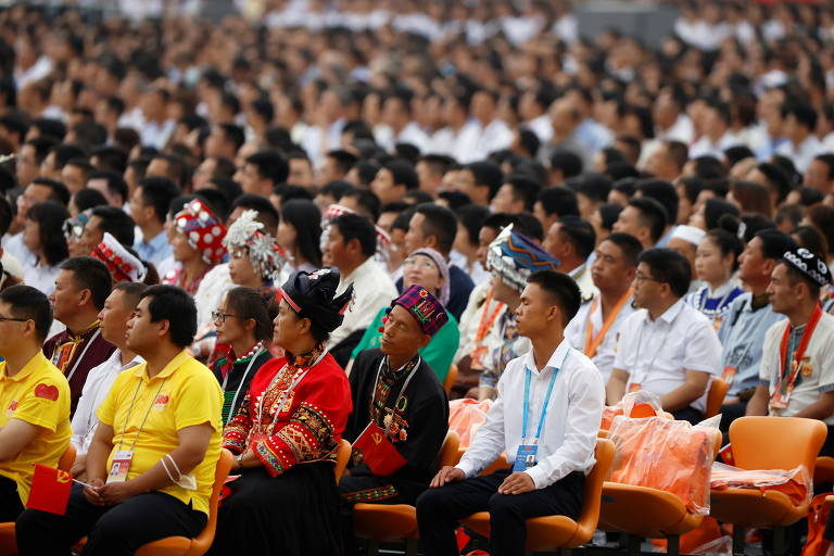 Chineses de diferentes etnias assistem à cerimônia de celebração na Praça da Paz Celestial 
 