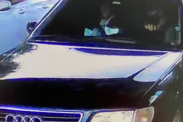 Imagens de câmera de segurança mostram momento em que Vitor Jacinto e Carlos de Souza saem juntos de carro, no dia do assassinato 