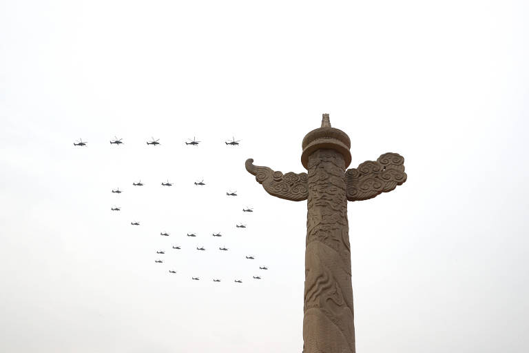 Helicópteros formam o número 100 na festa de celebração do centenário do Partido Comunista Chinês, na Praça da Paz Celestial, em Pequim
