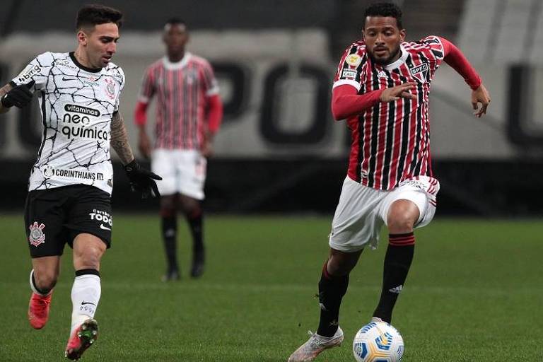 Gustavo Mosquito disputa a bola com Reinaldo durante partida entre Corinthians e São Paulo