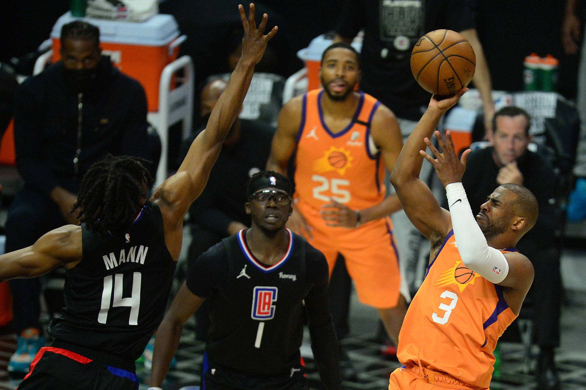 Curry faz história e se torna o primeiro jogador a fazer 500 bolas de três  em playoffs da NBA - ISTOÉ Independente