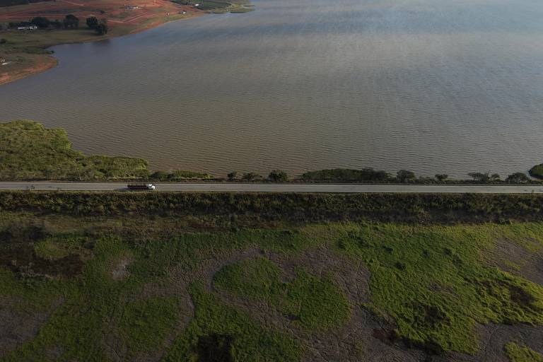 Lago de Furnas: 'Mar de Minas', dá lugar a pasto e lama com crise hídrica