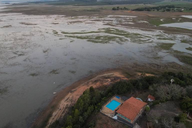 Lago de Furnas: 'Mar de Minas', dá lugar a pasto e lama com crise hídrica
