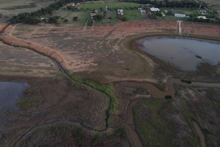 Vista aérea de represa seca em Carmo do Rio Claro, no interior do estado de Minas Gerais