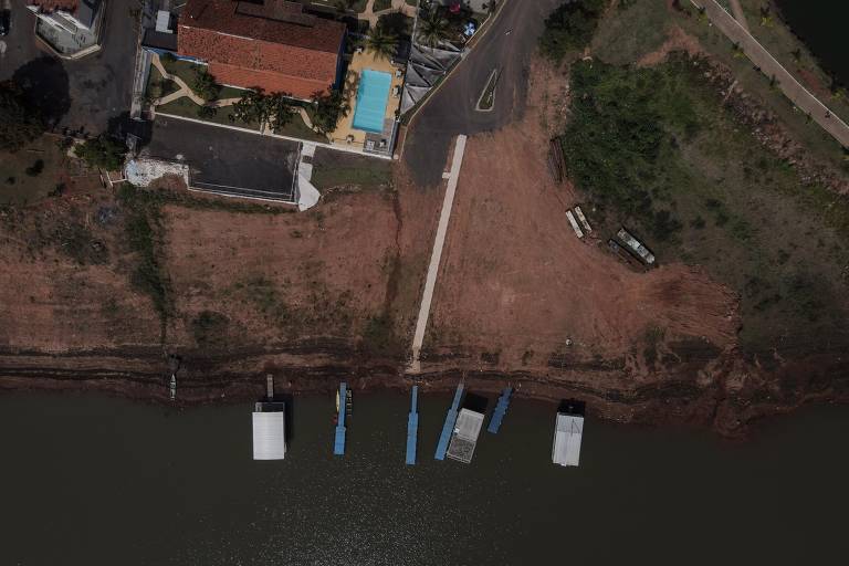 Vista aérea de represa com baixo nível de água na cidade de Fama, no interior de Minas Gerais