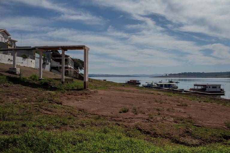 Vista de trampolim com cerca de 5 m de altura sem água na cidade de Fama, no interior de Minas Gerais
