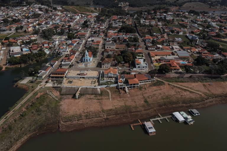 Vista aérea de represa com baixo nível de água na cidade de Fama, no interior de Minas Gerais