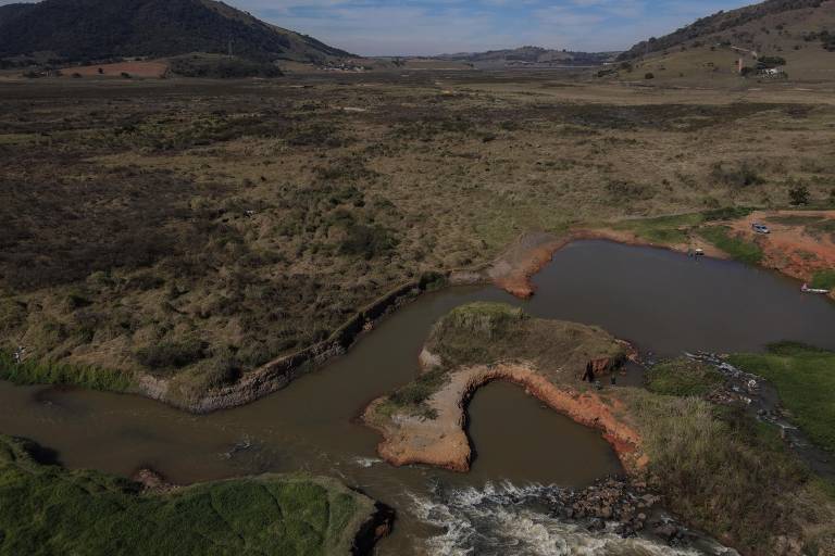 Represa com baixo nível de água na cidade de Areado, no interior de Minas Gerais