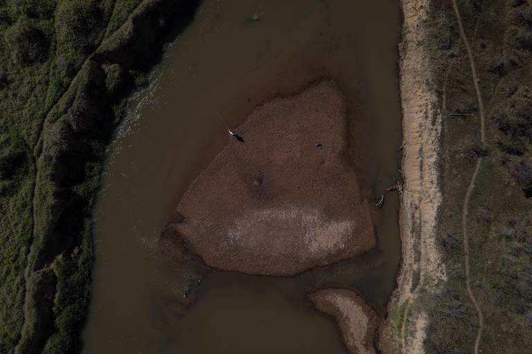 Represa com baixo nível de água baixo na cidade de Areado, no interior de Minas Gerais