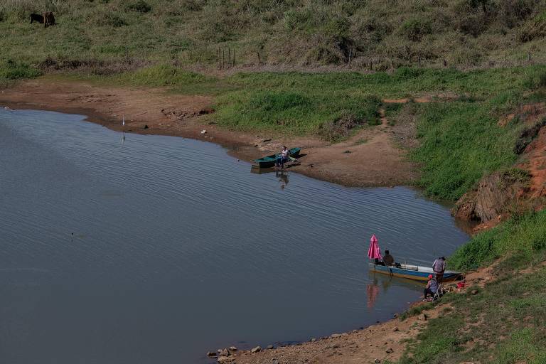 Represa com baixo nível de água baixo na cidade de Areado, no interior de Minas Gerais