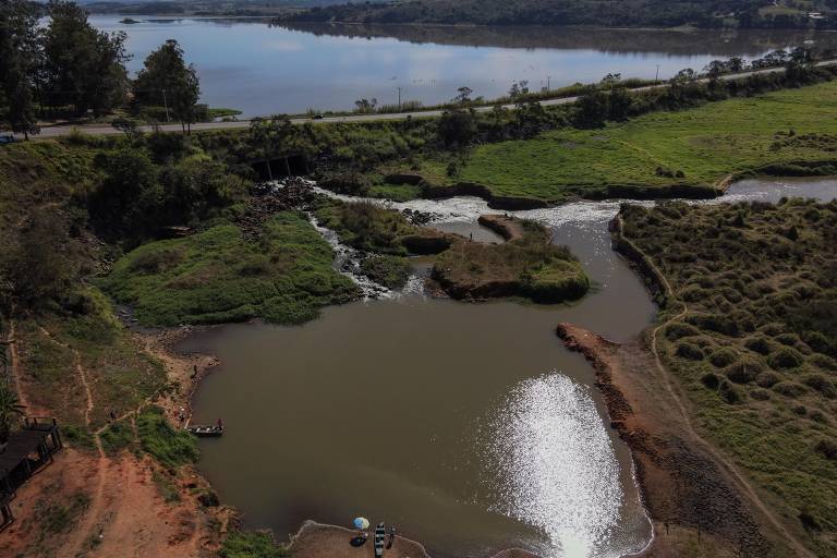 Represa com baixo nível de água baixo na cidade de Areado, no interior de Minas Gerais