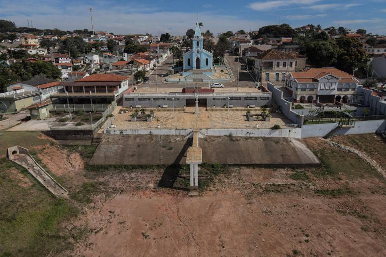Vista de trampolim com cerca de 5 m de altura sem água na cidade de Fama, no interior de Minas Gerais