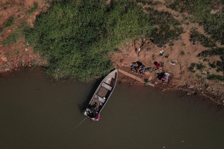 Represa com baixo nível de água baixo na cidade de Areado, no interior de Minas Gerais