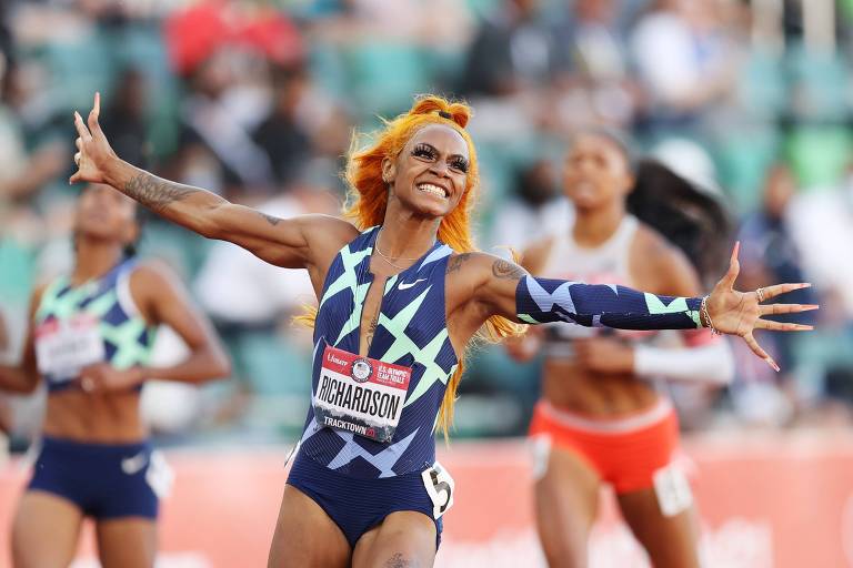 Sha'Carri Richardson abre os braços e sorri após vencer a prova dos 100 m na seletiva olímpica dos Estados Unidos