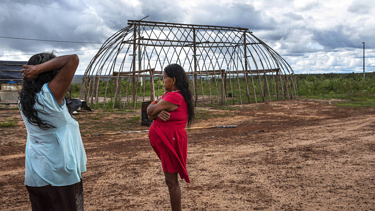 Indígenas conversam em frente a uma hati, casa tradicional do povo Haliti Paresi, na aldeia da Terra Indigena Figueiras, localizada nos municípios de Barra do Bugres e Tangará da Serra