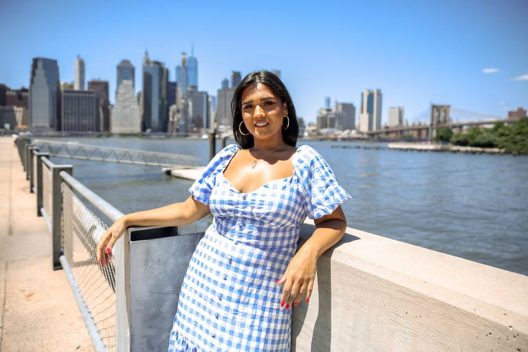 Karamvir Bhatti, 28, modelo e designer gráfica, vive em Elmhurst, Queens, mas prefere não fumar lá. É uma área residencial demais, e ela quer evitar fumar perto das crianças do bairro