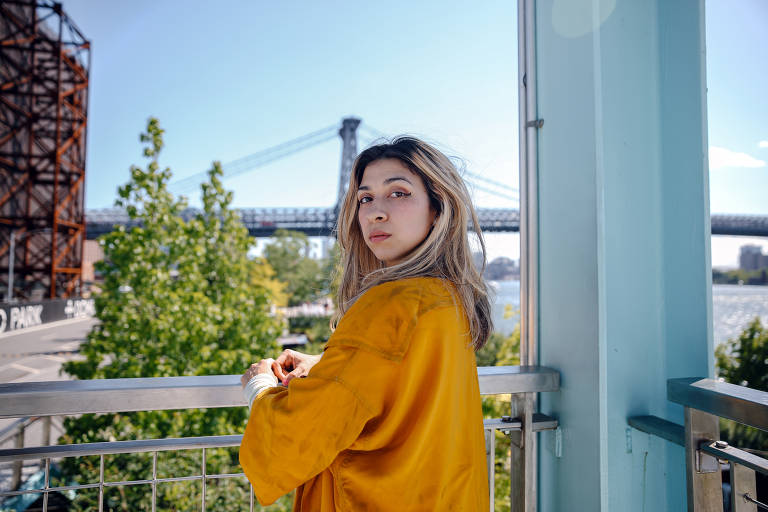 Risa Elledge, 26, instrumentista e profissional de marketing digital, saiu de Bushwick, Brooklyn, e foi morar com seu namorado e parceiro musical em Princeton, Nova Jersey. Mas continua a voltar ao Domino Park, à beira rio em Williamsburg, e prefere fumar nos degraus piramidais diante do bebedouro