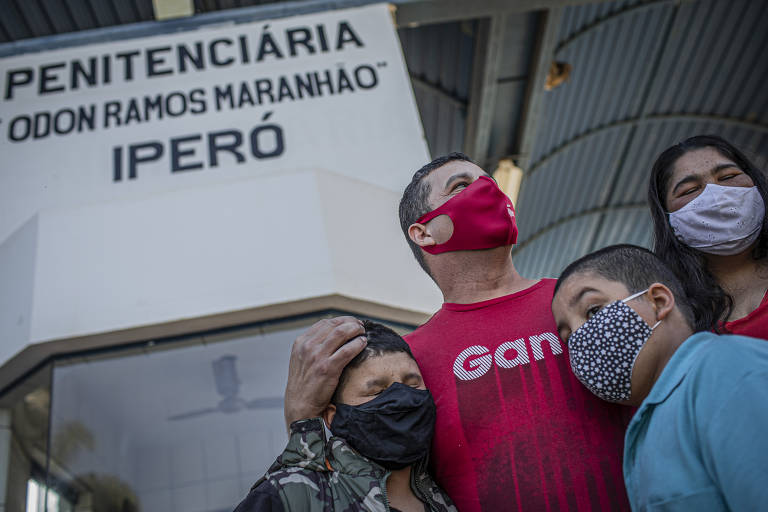 José Aparecido Alves Filho sai da prisão, em Iperó, e se encontra com familiares