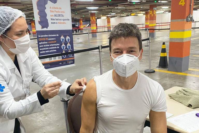 Rodrigo Faro recebe vacina contra a Covid-19