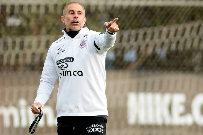 Sylvinho comanda treino do Corinthians no CT do Parque Ecológico