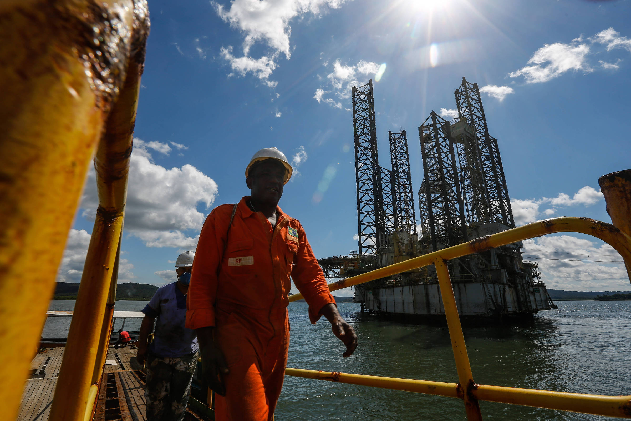 Operários trabalham na desmontagem das plataformas da enseada do Paraguaçu