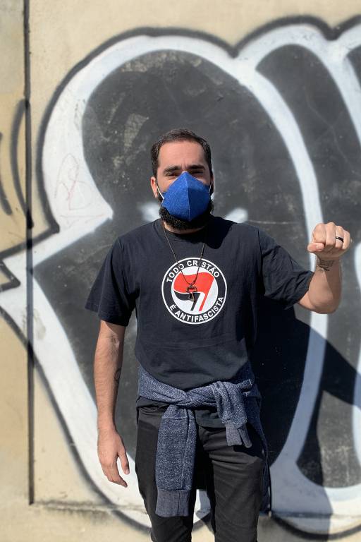 Ismael Lopes, 30, teólogo e seminarista, da batista Nossa Igreja Brasileira, em ato de evangélicos contra Bolsonaro, que aconteceu no Rio neste sábado (3); sua camiseta diz: "Todo cristão é antifascista"