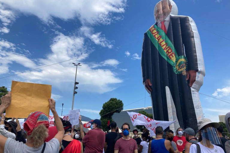 Manifestantes contrários a Bolsonaro levaram boneco inflável de Lula ao ato no Rio na manhã deste sábado (3)