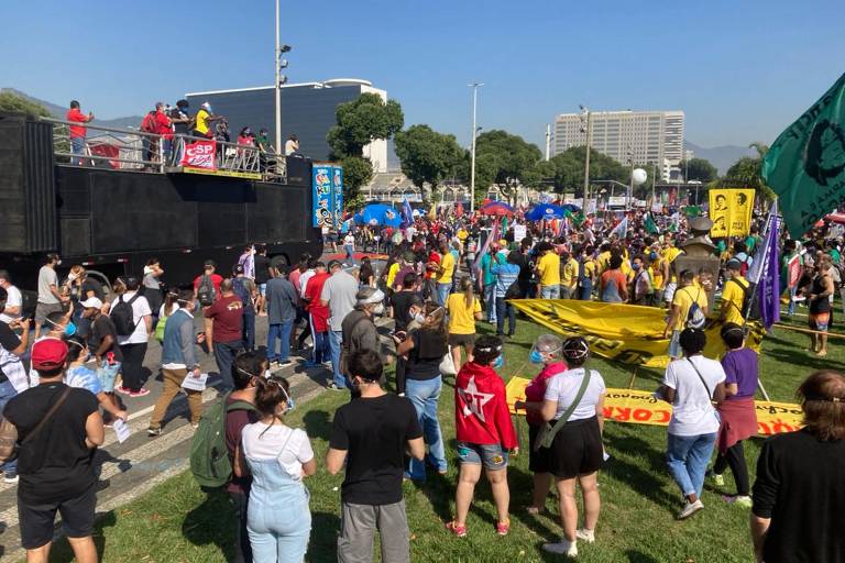 Manifestantes se concentram no centro do capital fluminense com placas e bandeiras contra o Bolsonaro, ocupando uma das quatro vias da avenida Presidente Vargas