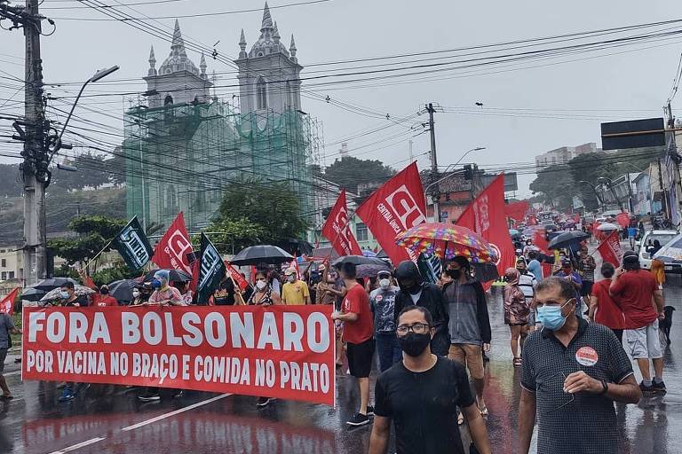 Em Maceió, os manifestantes se reuniram na praça Centenário; eles estenderam uma faixa com os dizeres "Fora Bolsonaro. Por vacina no braço e comida no prato"