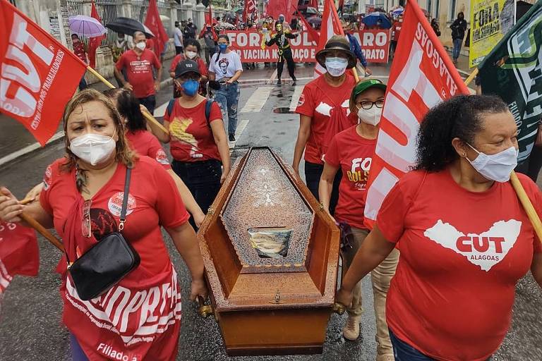 Um grupo que protestava na capital alagoana carregou um caixão; o ato foi convocado por entidades sindicais e movimentos sociais.
