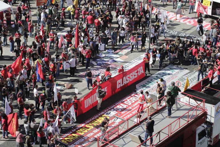 Em Campinas, o grupo de manifestantes contra o governo Bolsonaro se reuniu no Largo do Rosário e percorreu o centro da cidade