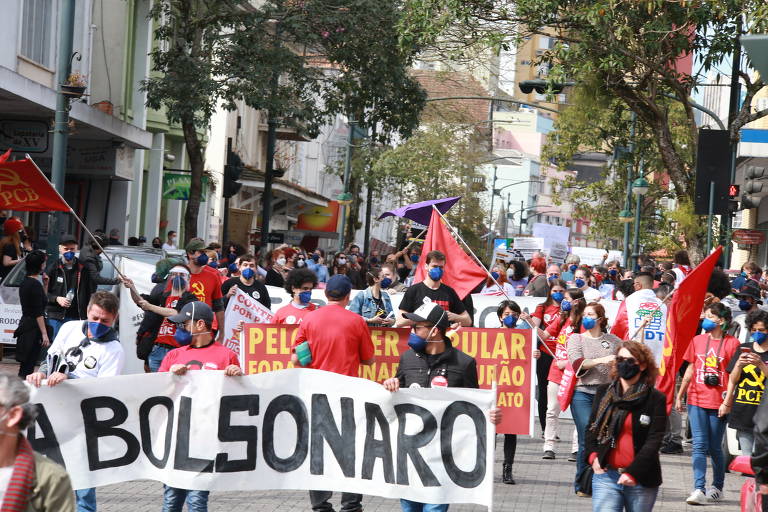 Em Blumenau (SC), manifestantes contrários ao governo se concentraram em frente ao Teatro Carlos Gomes, no centro da cidade, às 10h deste sábado
