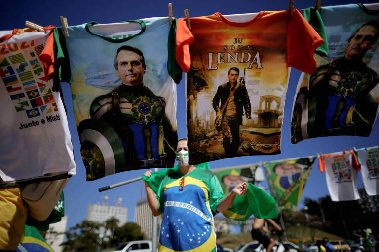 Em Brasília, camisetas com imagem de Jair Bolsonaro são vendidas durante um protesto a favor do presidente