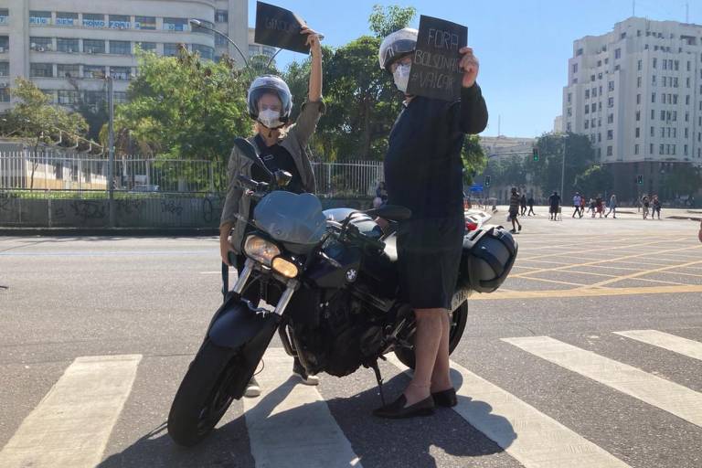 Casal vai de moto a ato contra Bolsonaro no Rio, em referência aos protestos de motociclistas a favor do presidente. 