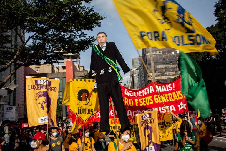 Manifestantes durante ato deste sábado (3) contra Bolsonaro na avenida Paulista, em São Paulo