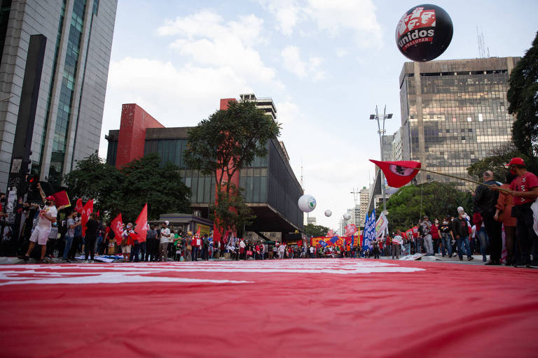 Manifestantes aguardam início de protesto pelo impeachment de Bolsonaro na avenida Paulista, próximo ao Masp