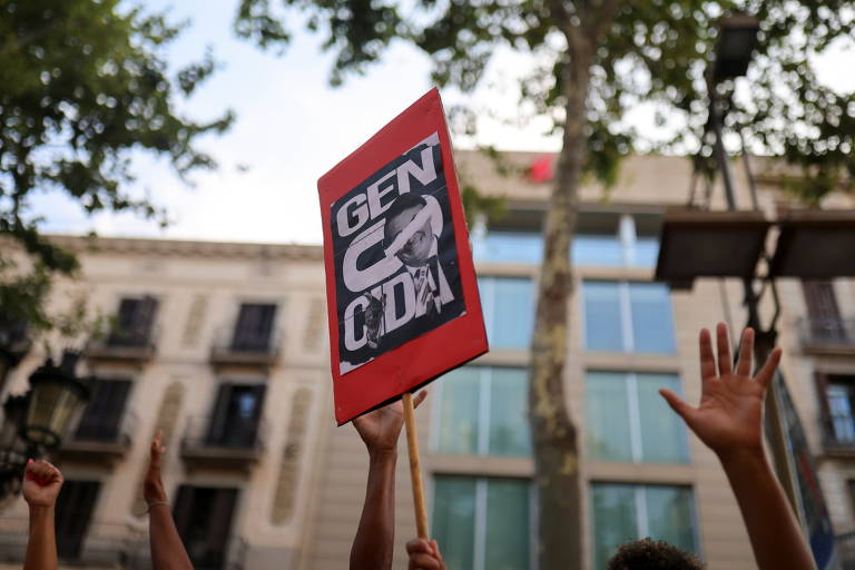 Cartaz contra Bolsonaro durante protesto em Barcelona, na Espanha