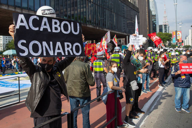 Manifestantes protestam contra o governo Bolsonaro, na região da avenida Paulista, em São Paulo