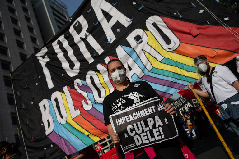 Manifestantes protestam contra o governo Bolsonaro, na região da avenida Paulista, em São Paulo