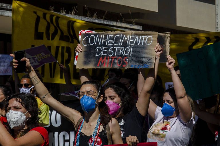 Manifestantes se reuniram no centro de Uberaba, no Triângulo Mineiro, em um ato contra o presidente Jair Bolsonaro