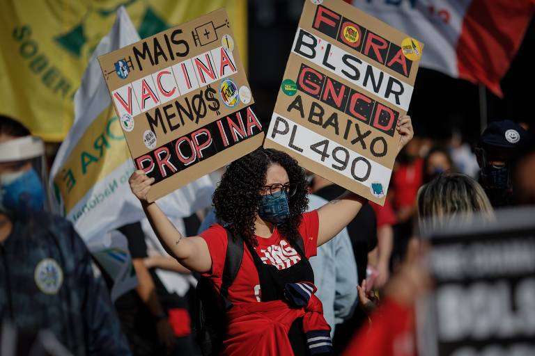 "Mais vacina, menos propina", pede cartaz de manifestante em ato contra Bolsonaro na avenida Paulista, em São Paulo