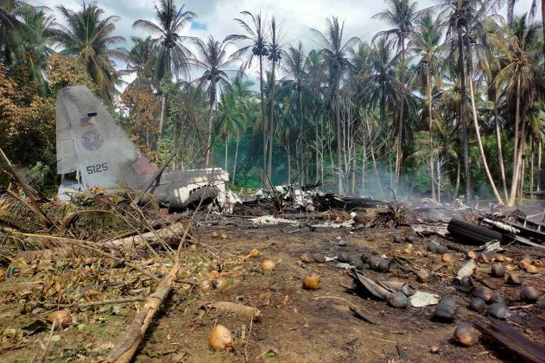 Avião militar cai nas Filipinas e deixa ao menos 47 mortos