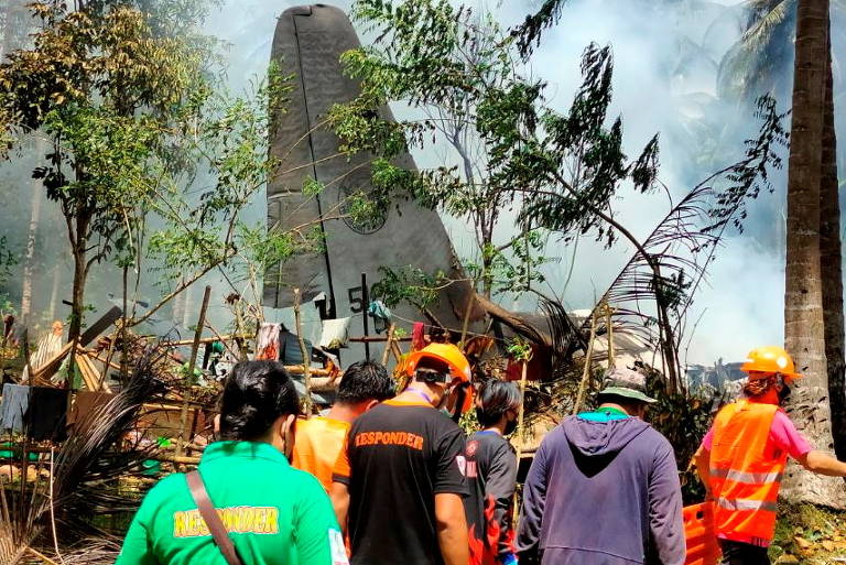 Avião militar com 92 pessoas cai nas Filipinas