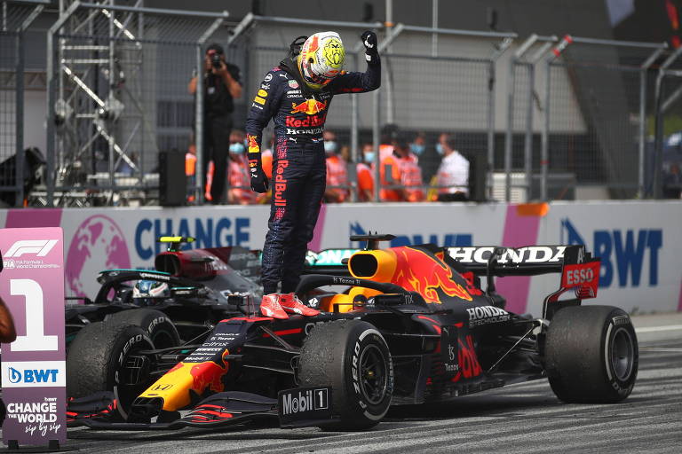 O piloto Max Verstappen sobe em seu carro de Fórmula 1 para comemorar a vitória no Grande Prêmio da Áustria
