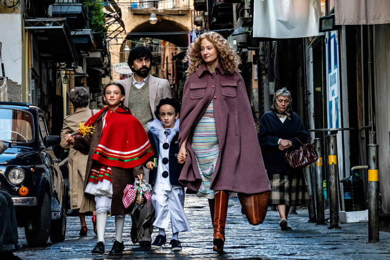 A família composta por Aldo e Vanda e seus filhos Anna e Sandro vive em Napóles; ele é radialista em Roma, ela é dona de casa