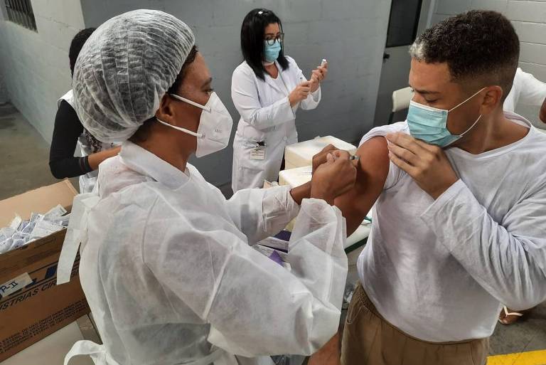 Equipe de saúde vacina preso contra o coronavírus em São Paulo
