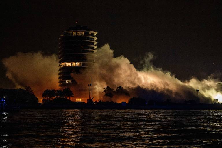 Resto da torre Champlain South é demolido em Surfside, Flórida, ao norte de Miami Beach 