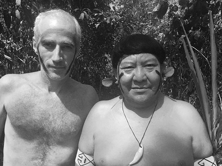 O cineasta Luiz Bolognesi e o líder indígena Davi Kopenawa durante as filmagens de 'A Última Floresta'