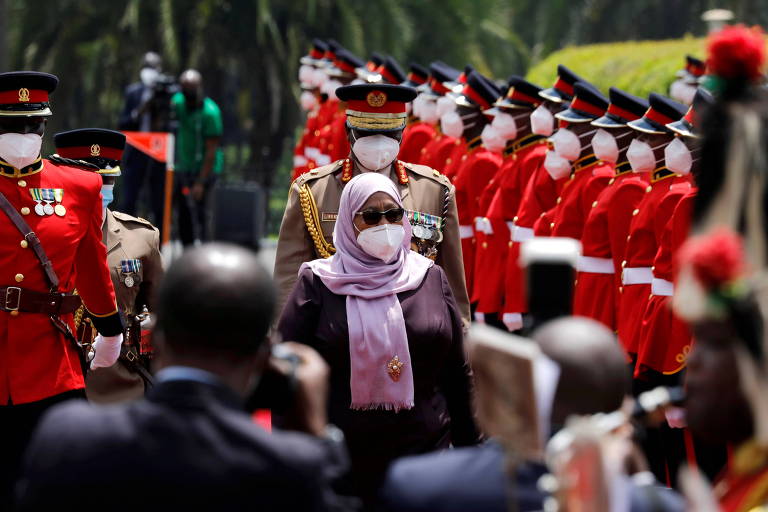 A nova presidente da Tanzânia, Samia Suluhu, usa máscara durante inspeção de tropas militares